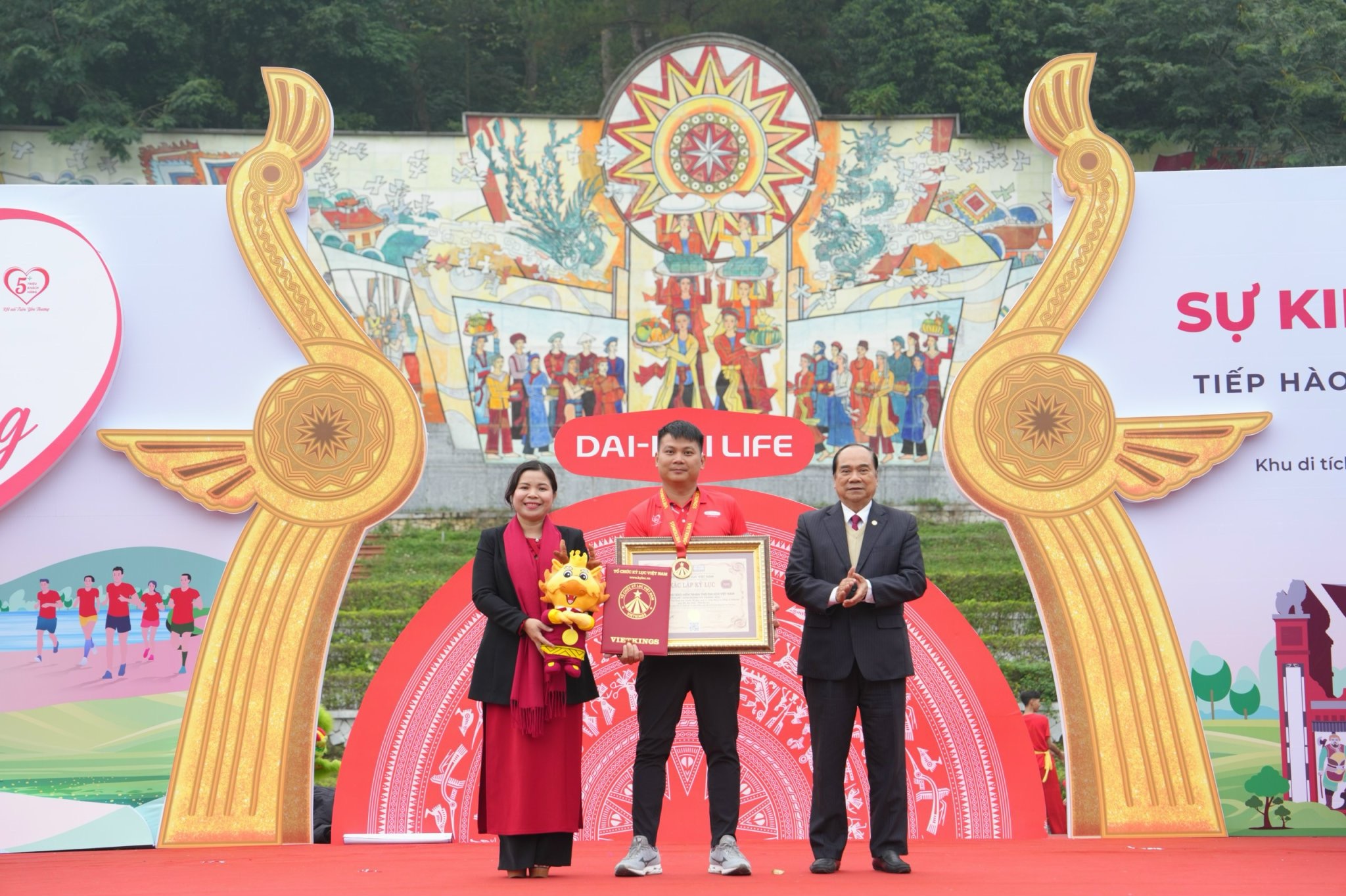 &Ocirc;ng Đặng Hồng Hải &ndash; Tổng Gi&aacute;m đốc Dai-ichi Life Việt Nam (giữa) vinh dự nhận Chứng nhận Kỷ lục Việt Nam - Chương tr&igrave;nh Thể dục Thể thao trực tuyến để g&acirc;y quỹ v&igrave; cộng đồng c&oacute; tổng số ki-l&ocirc;-m&eacute;t quy đổi d&agrave;i nhất